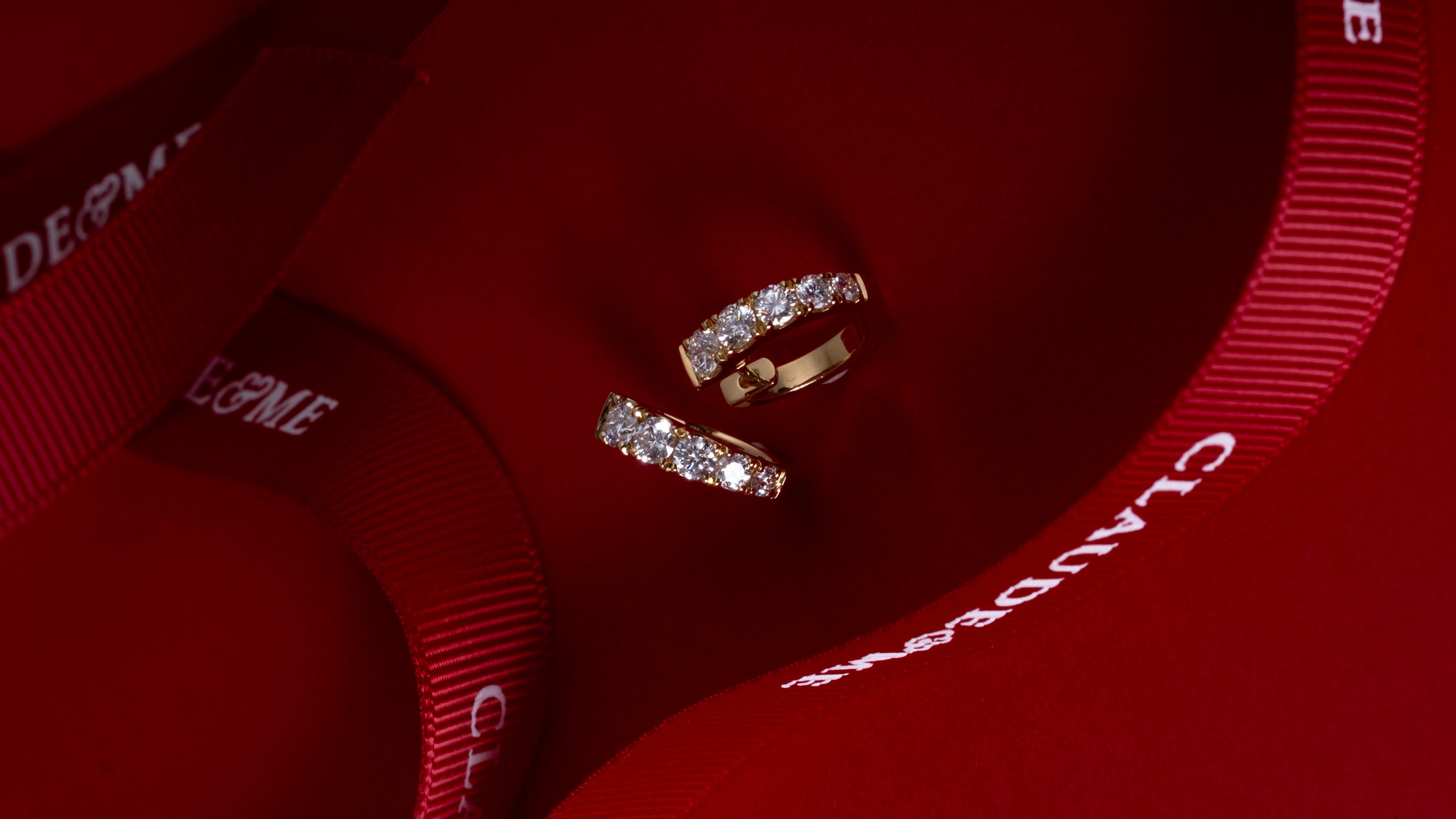 18k and 9k fine jewellery scattered across a table