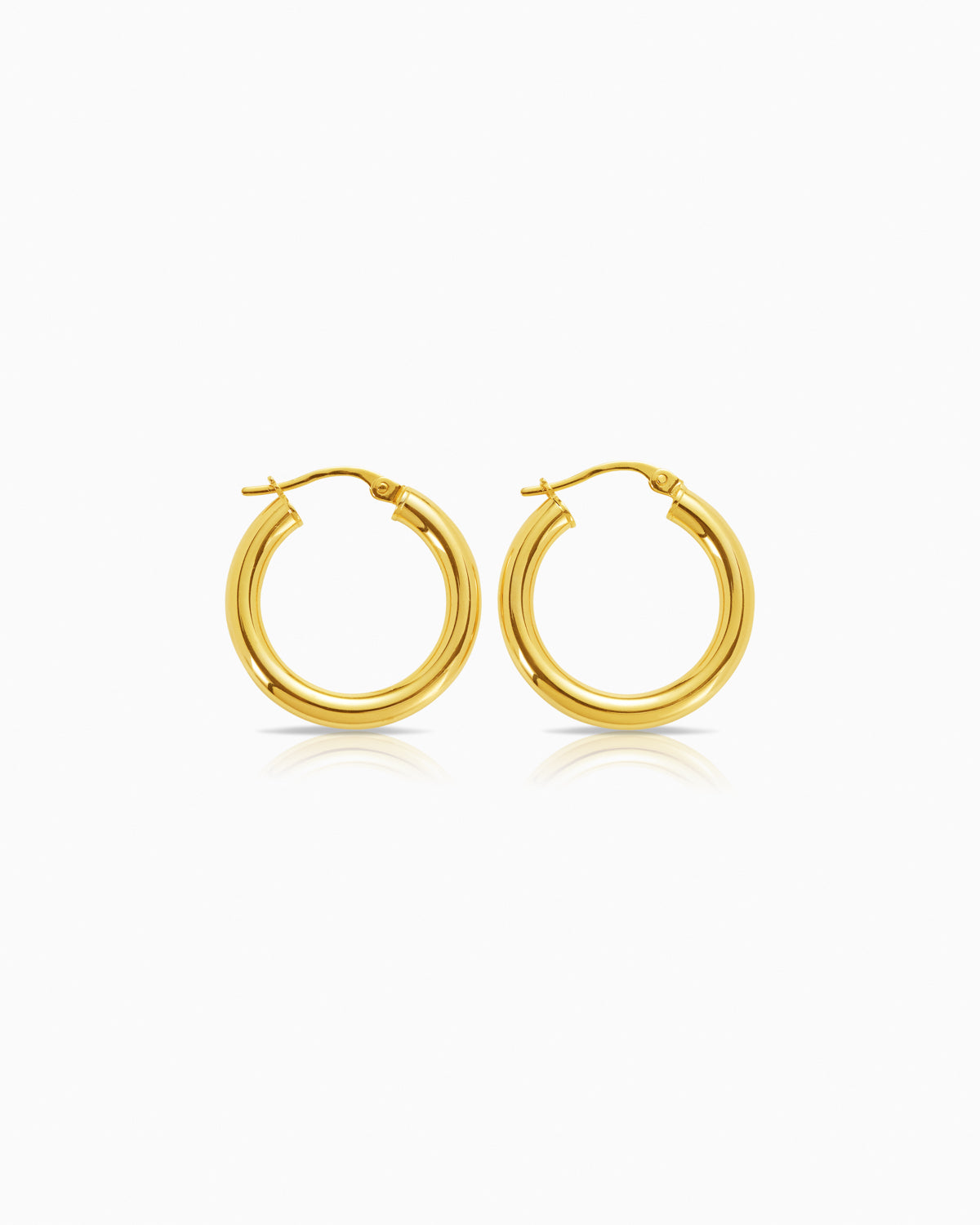 classique 18 karat yellow gold 15mm hoops
