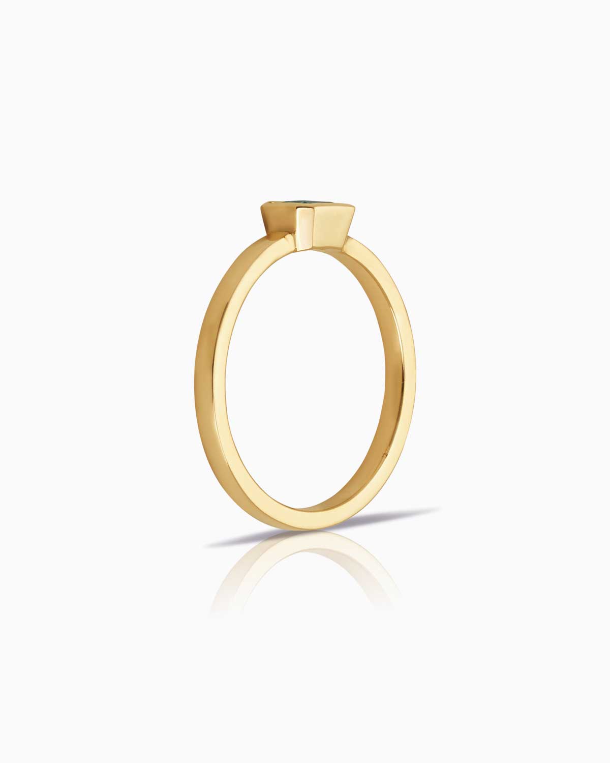 side view of bezel set colombian emerald ring in 9 karat yellow gold
