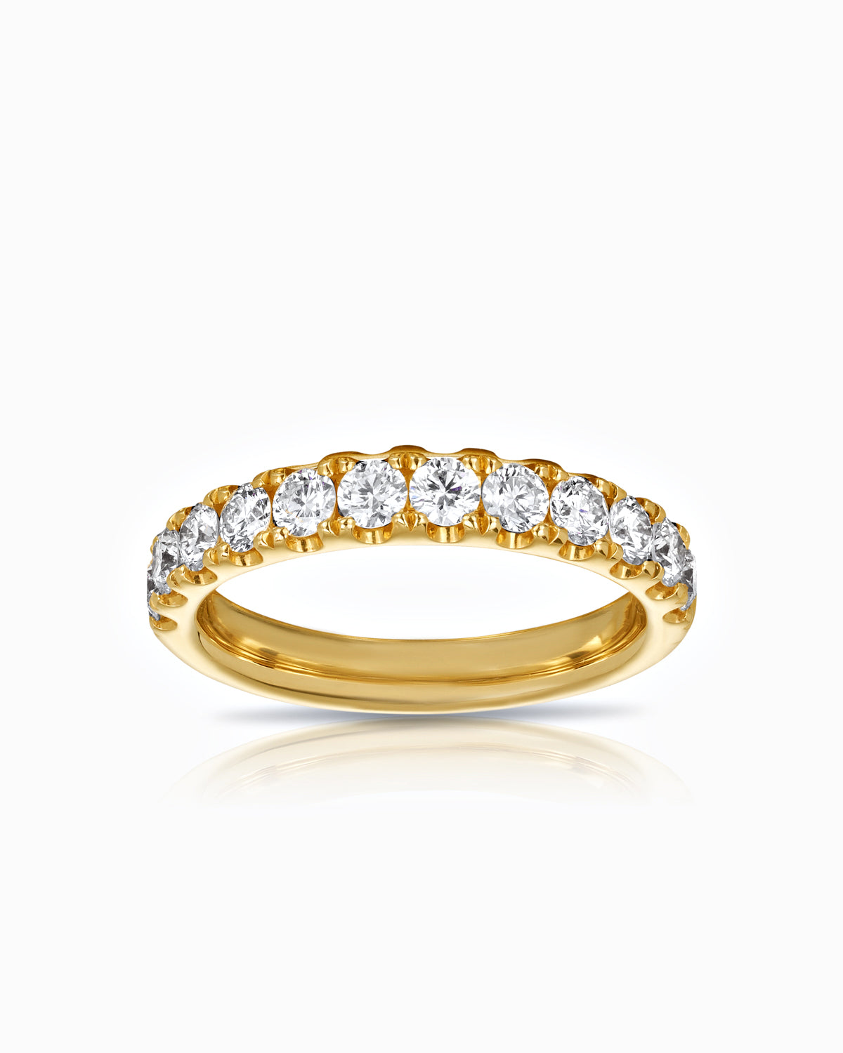 18k yellow gold diamond wedding band with 0.95ct round brilliant diamonds in a scallop setting, from the Signature Wedding Band Collection.