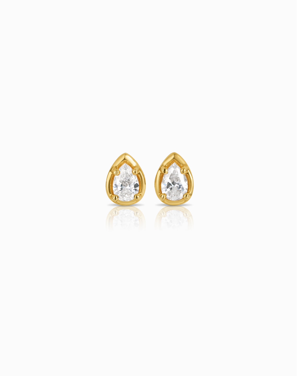 18k yellow gold stud earrings with 0.34ct FG/SI pear-shaped diamonds in a hybrid claw-bezel setting.