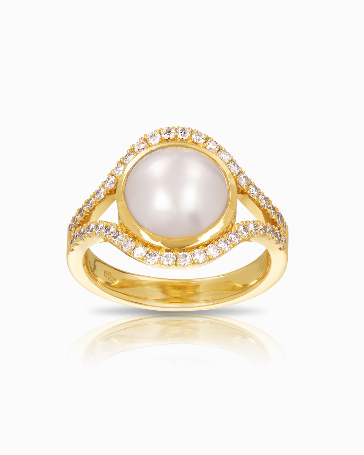 18k yellow gold ring featuring a 10mm Australian South Sea pearl and 44 Argyle white diamonds (0.44ct DG/VS) in a curved, wave-inspired setting.