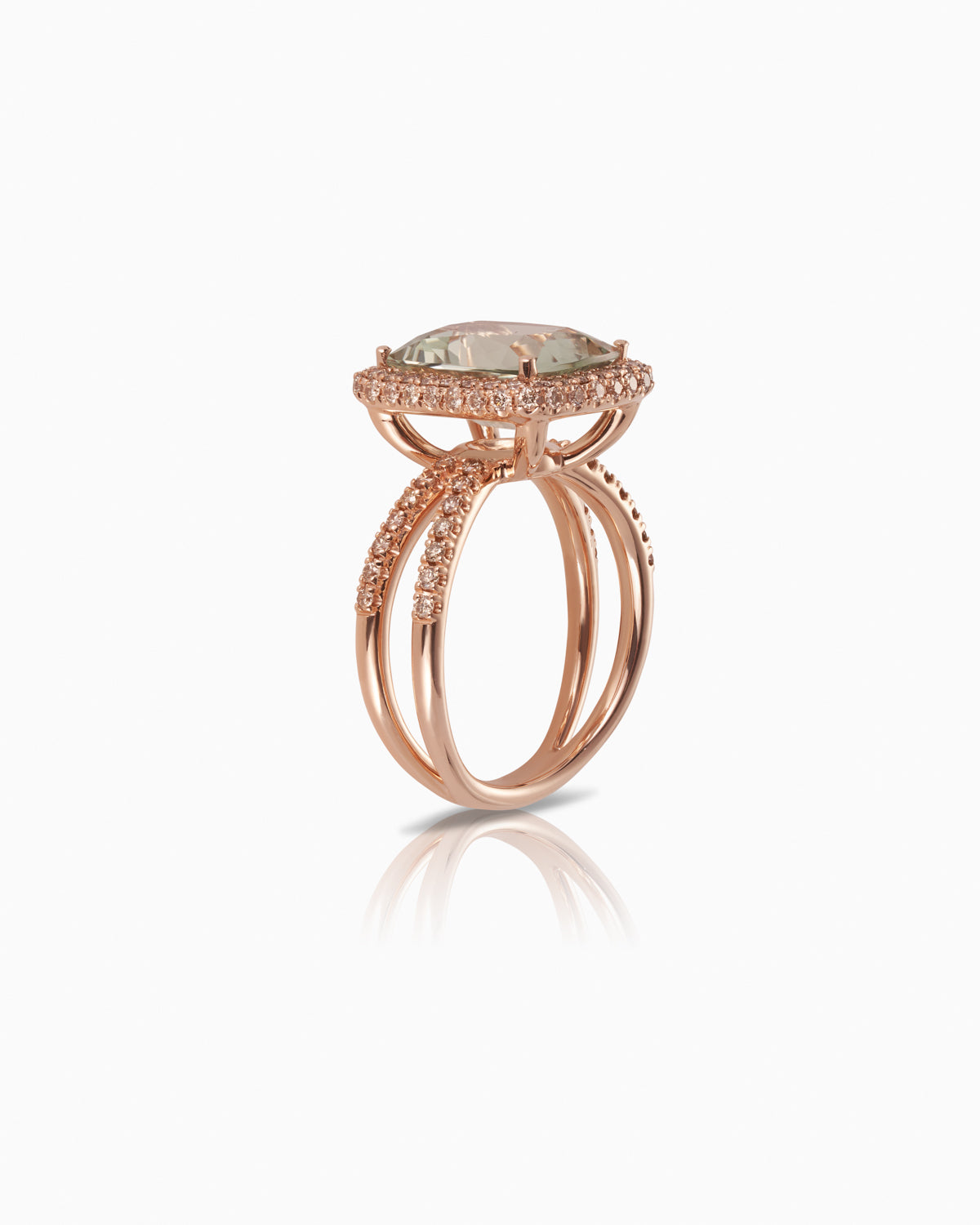 18 karat rose gold 4.26ct green quartz ring featuring 0.81ct champagne diamonds and a split band Side view